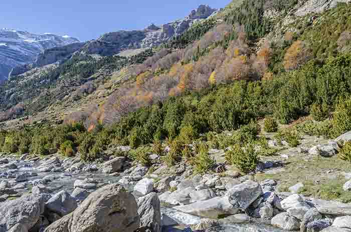 Huesca - valle de La Larri 08 - Llanos de La Larri - rio La Larri.jpg